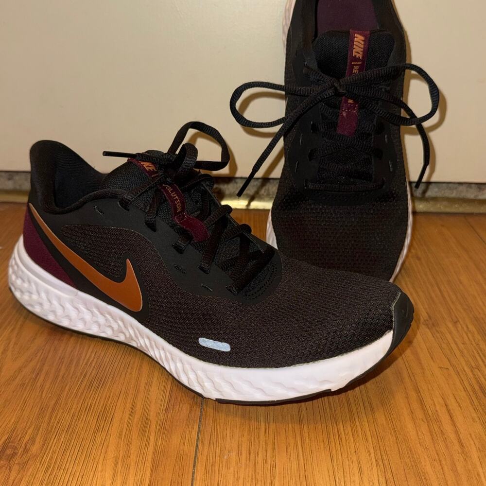 Nike Revolution 5 Women’s Running Shoes Black Metallic Copper Maroon Size 8.5